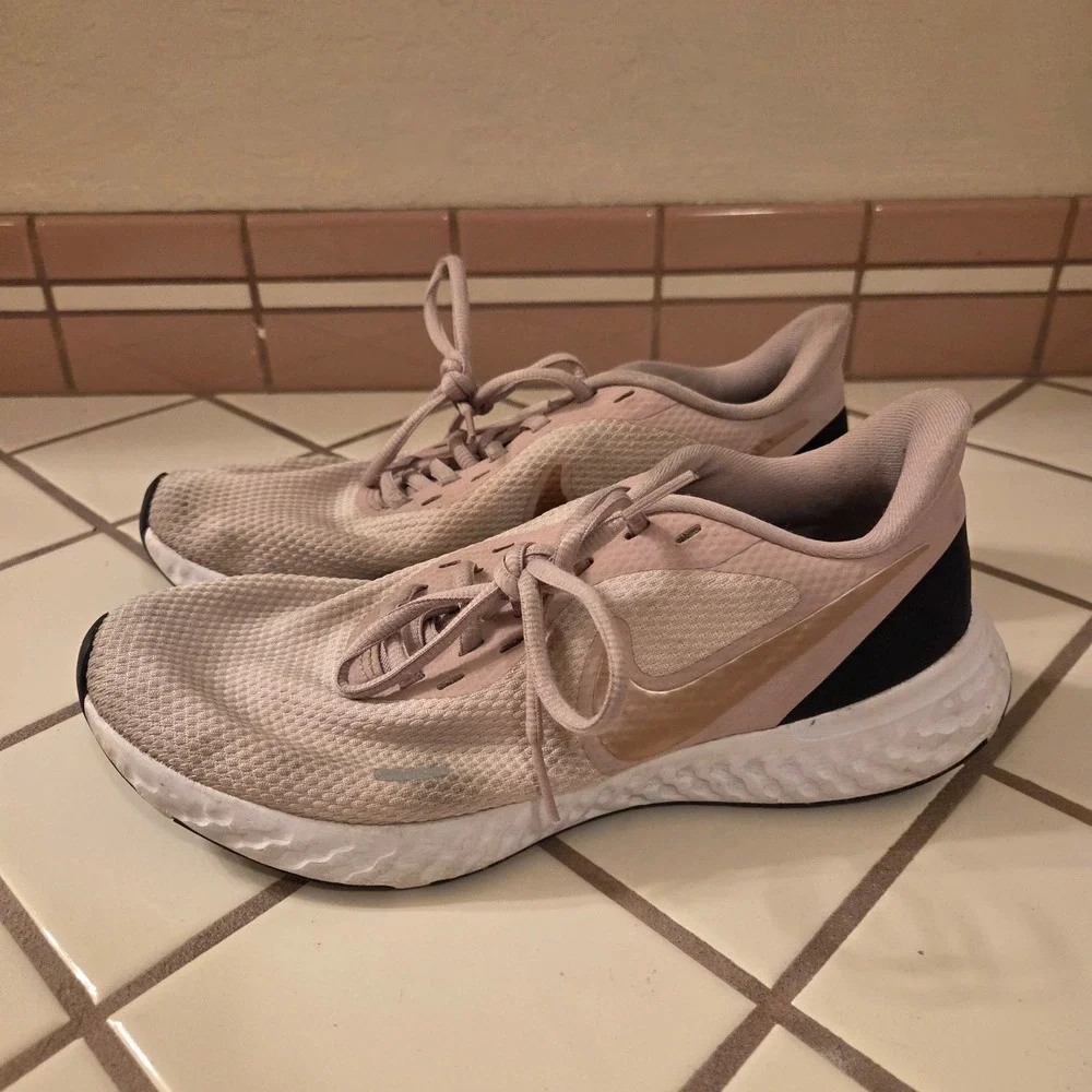 Nike Revolution 5 Womens Running Shoes Barely Rose Bronze BQ3207-600 Size 8